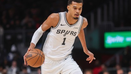 倒地N次 燃尽了！文班亮点满满拿下17+7！隔扣+将切特限制至4中1