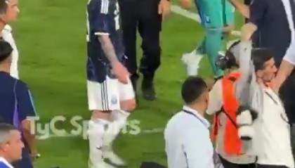 Kaiyun Sports-上场曾被毛里塔尼亚包围！今日梅西被安保围住保护，梅西有些不满