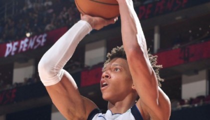 掘金签下神射手爱德华兹 上季三分命中率破40%并有单场22分11板表现