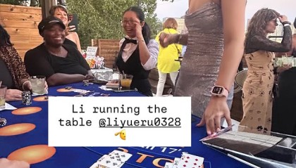 开云体育-李月汝休闲装扮与队友扑克竞技 佩奇笑称其赢得自己囊空如洗